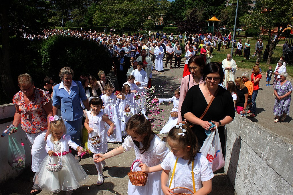 Tysiące legniczan przeszło w procesjach
