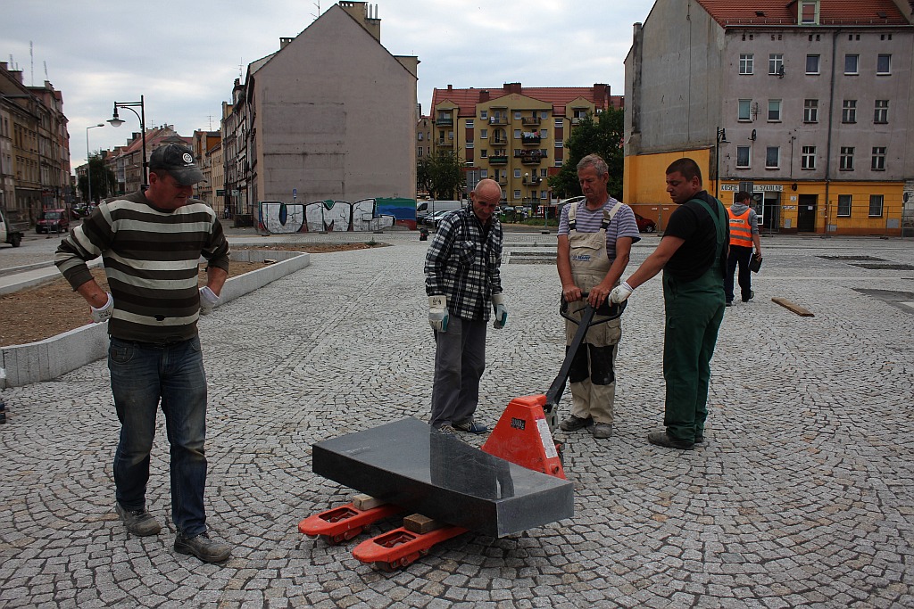 Rozpoczął się montaż Pomnika Zesłańcom Sybiru