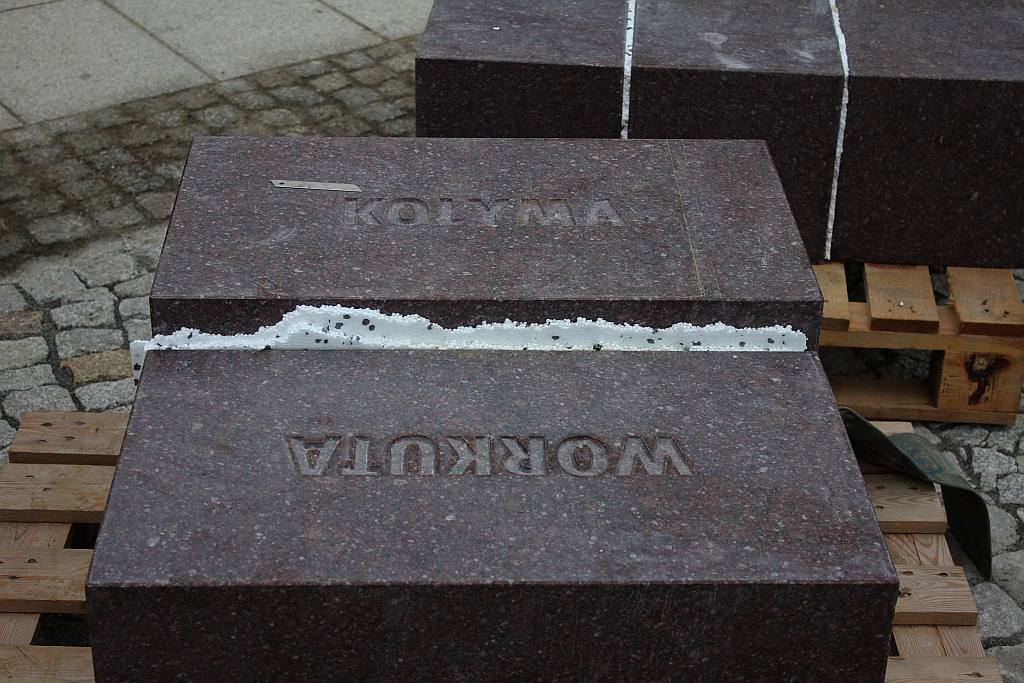 Rozpoczął się montaż Pomnika Zesłańcom Sybiru