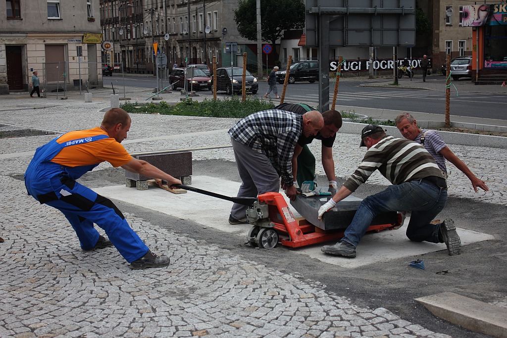 Rozpoczął się montaż Pomnika Zesłańcom Sybiru