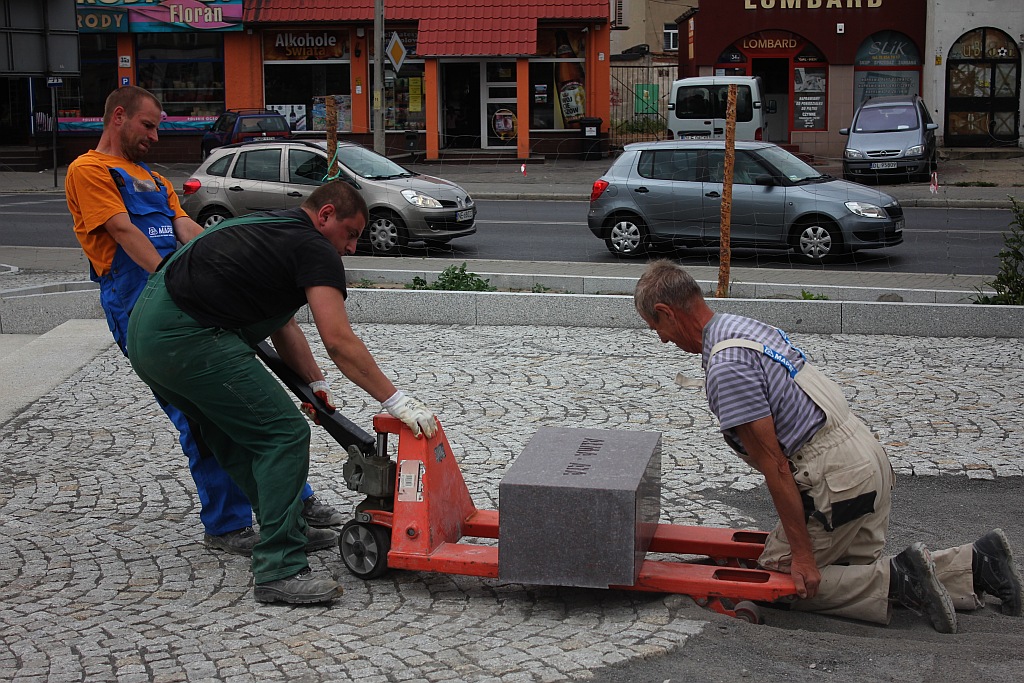 Rozpoczął się montaż Pomnika Zesłańcom Sybiru