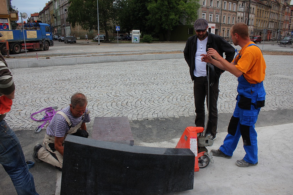 Rozpoczął się montaż Pomnika Zesłańcom Sybiru