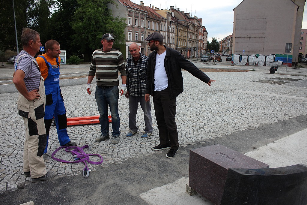 Rozpoczął się montaż Pomnika Zesłańcom Sybiru