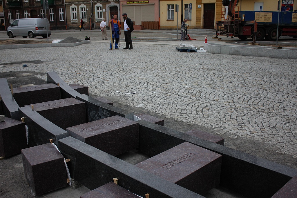 Rozpoczął się montaż Pomnika Zesłańcom Sybiru