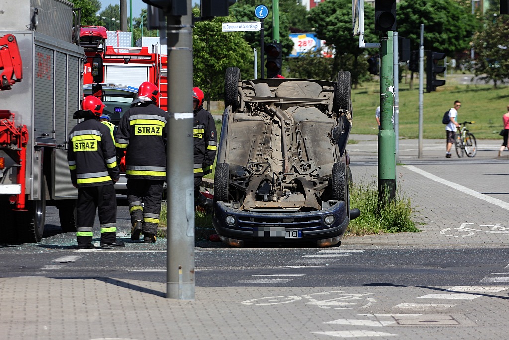 Wypadek na rondzie na Piekarach
