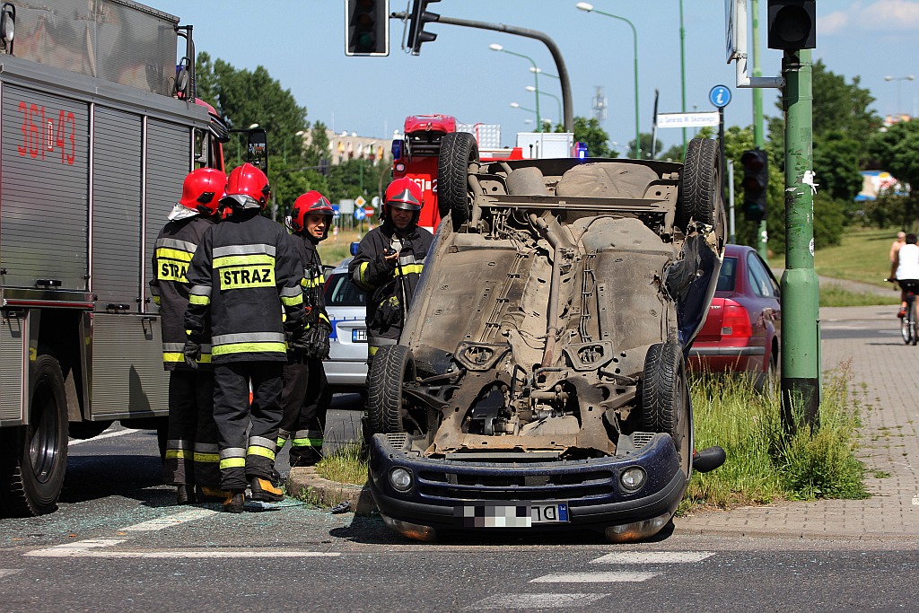 Wypadek na rondzie na Piekarach