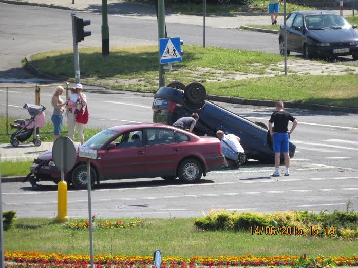 Wypadek na rondzie na Piekarach