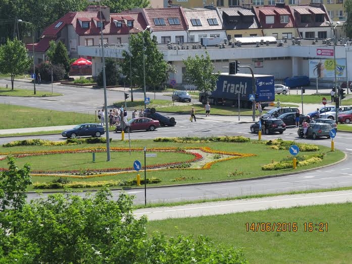 Wypadek na rondzie na Piekarach