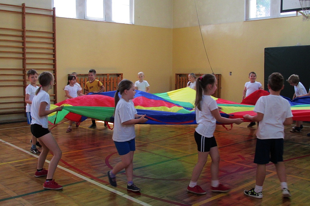 Kolorowe zajęcia sportowe w SP 6