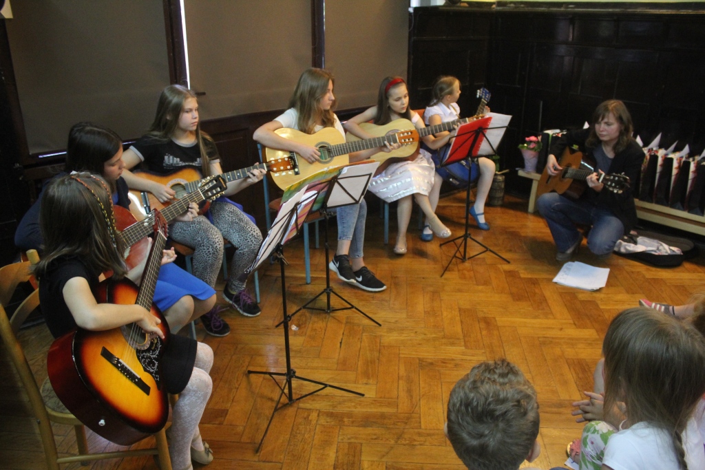 Gitarzyści i plastycy zakończyli zajęcia