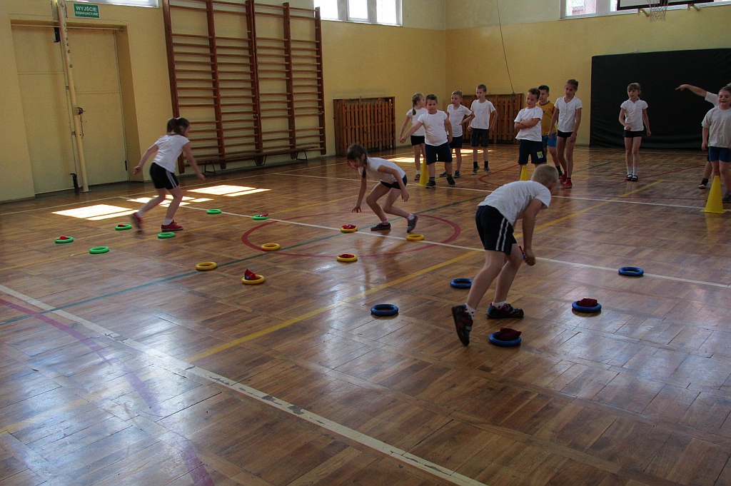 Kolorowe zajęcia sportowe w SP 6