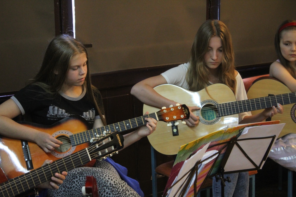 Gitarzyści i plastycy zakończyli zajęcia