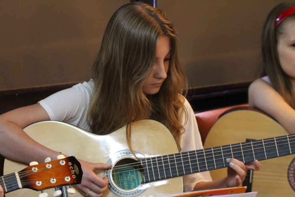 Gitarzyści i plastycy zakończyli zajęcia