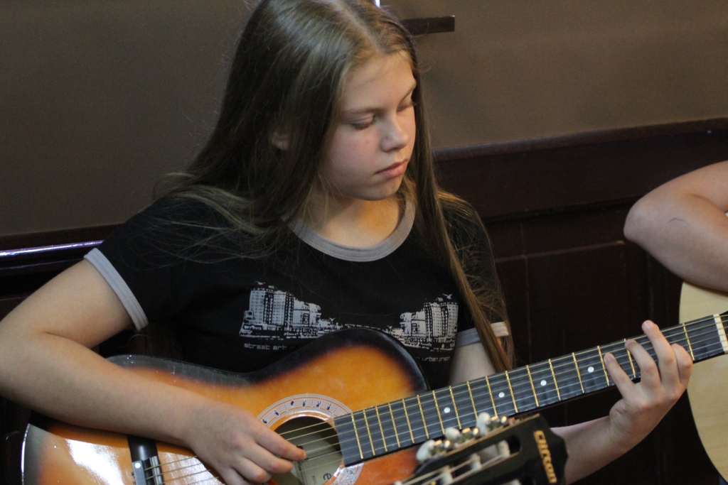 Gitarzyści i plastycy zakończyli zajęcia