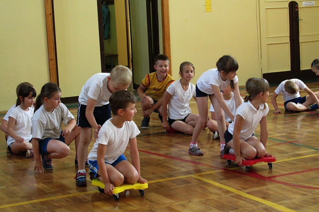Kolorowe zajęcia sportowe w SP 6