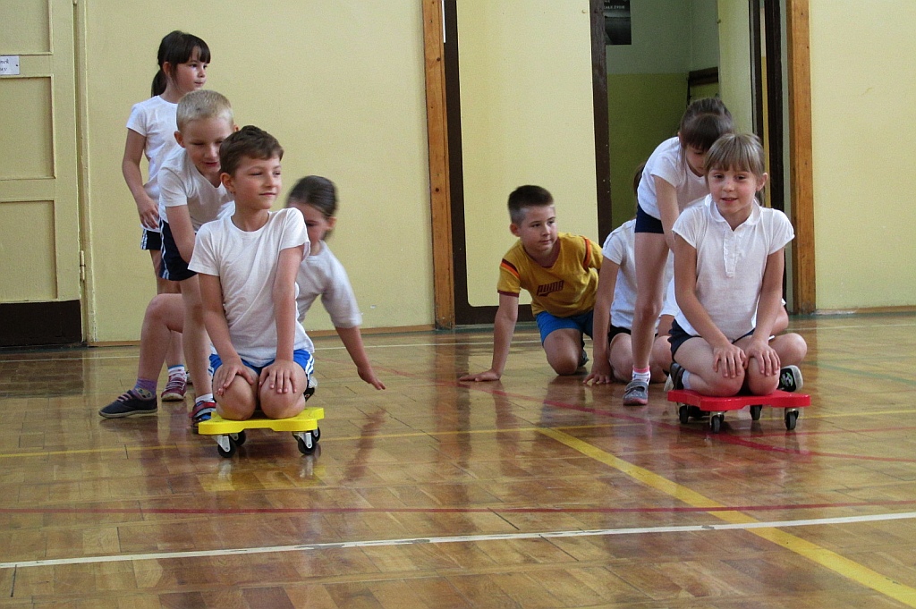 Kolorowe zajęcia sportowe w SP 6