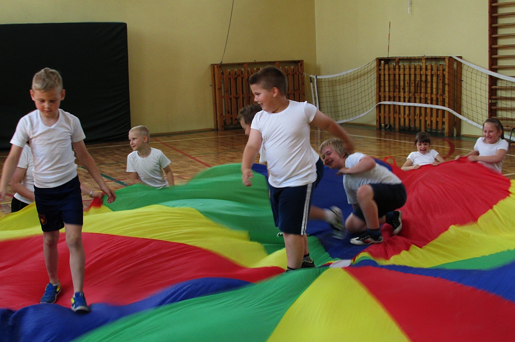 Kolorowe zajęcia sportowe w SP 6