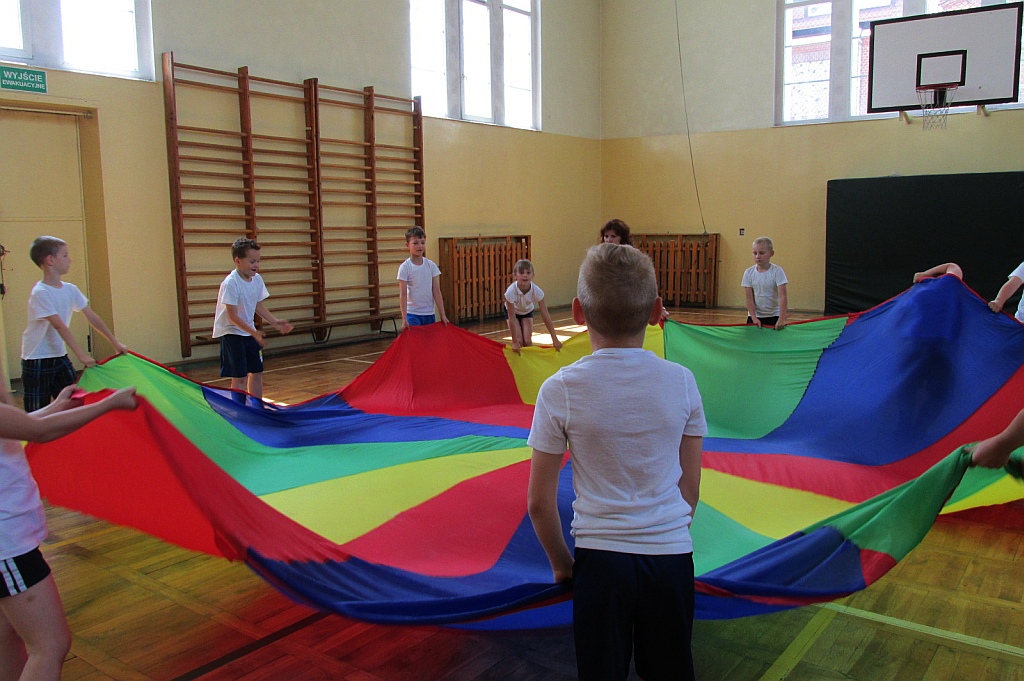 Kolorowe zajęcia sportowe w SP 6