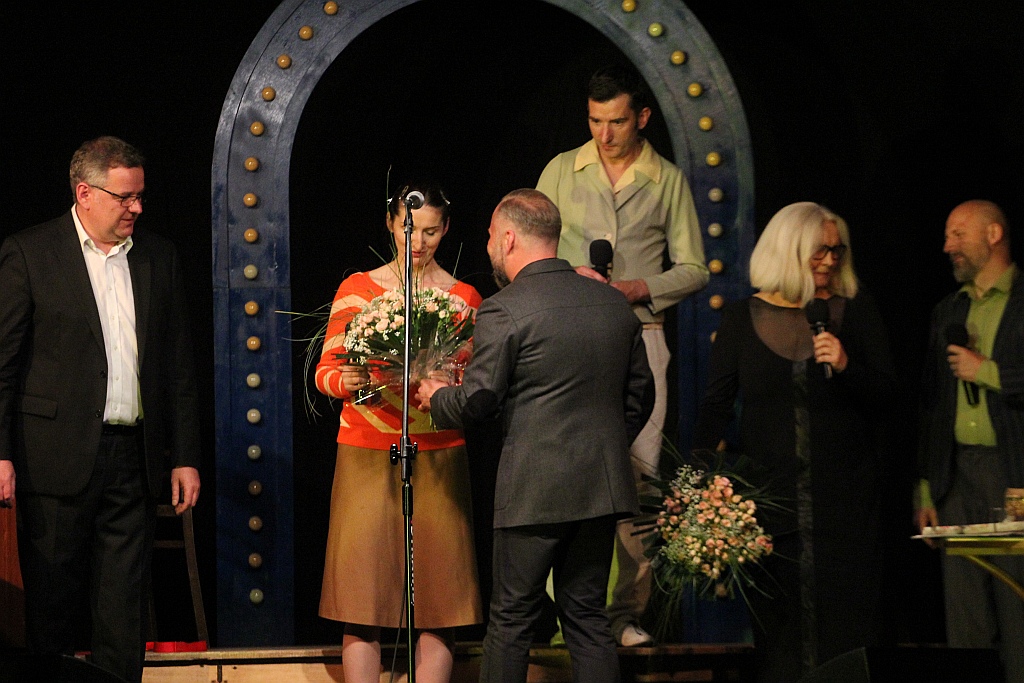 Magda Umer i jej mężczyźni na scenie w Qubusie