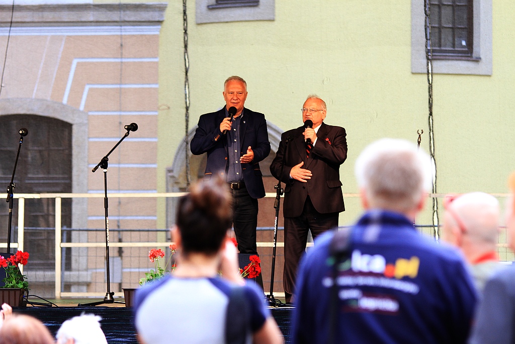 Dawnych Kresów czar … na dziedzińcu Akademii Rycerskiej