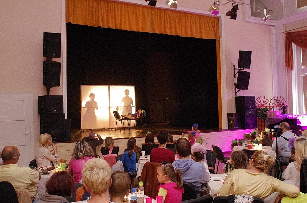 Kolorowa scena Młodzieżowego Centrum Kultury