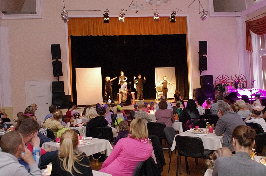 Kolorowa scena Młodzieżowego Centrum Kultury