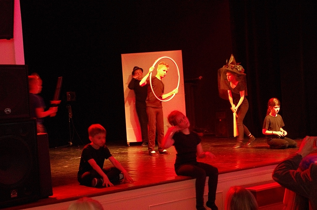 Kolorowa scena Młodzieżowego Centrum Kultury