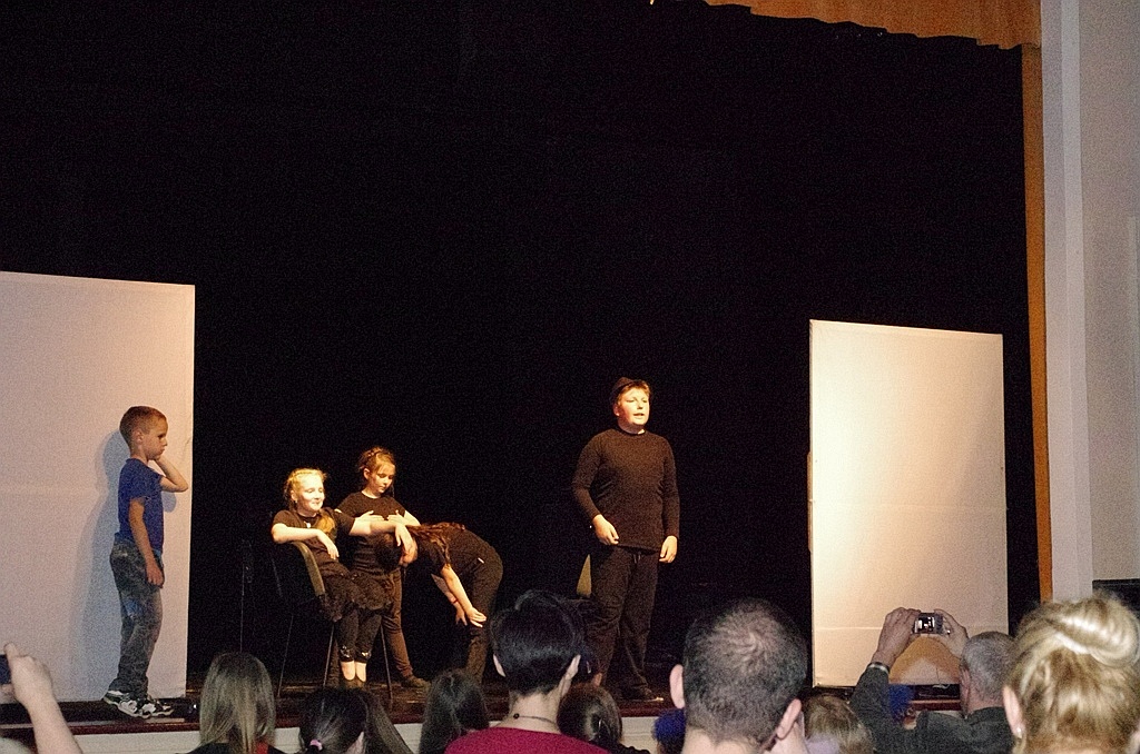 Kolorowa scena Młodzieżowego Centrum Kultury