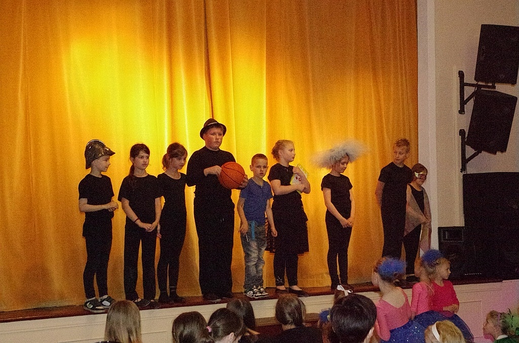 Kolorowa scena Młodzieżowego Centrum Kultury