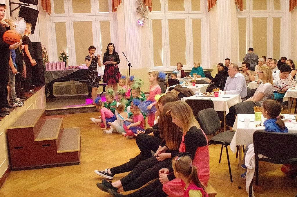 Kolorowa scena Młodzieżowego Centrum Kultury