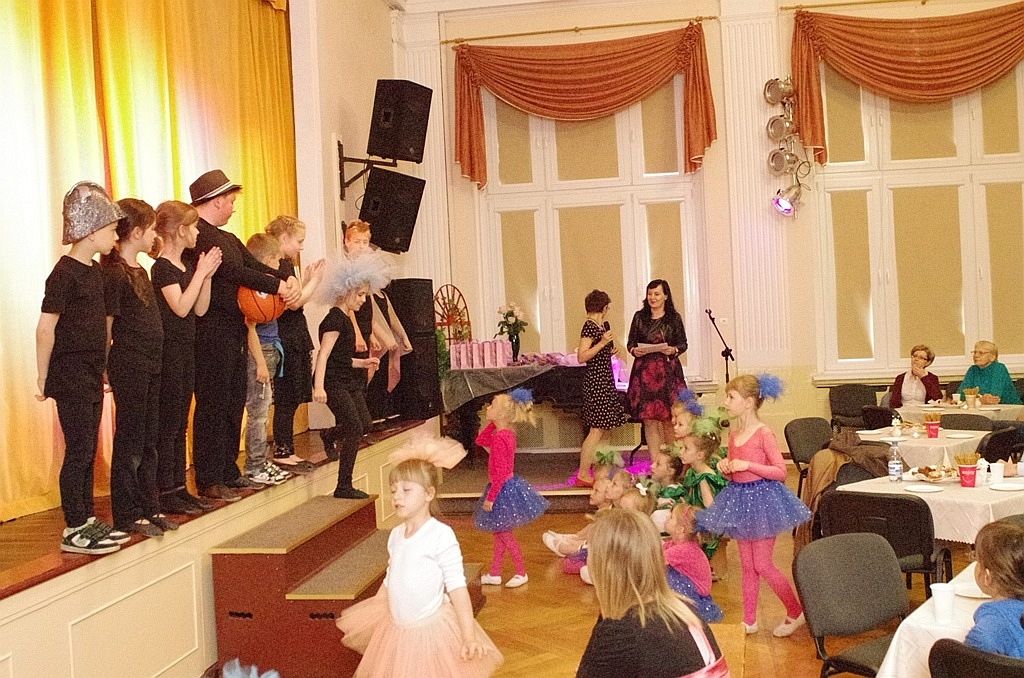 Kolorowa scena Młodzieżowego Centrum Kultury