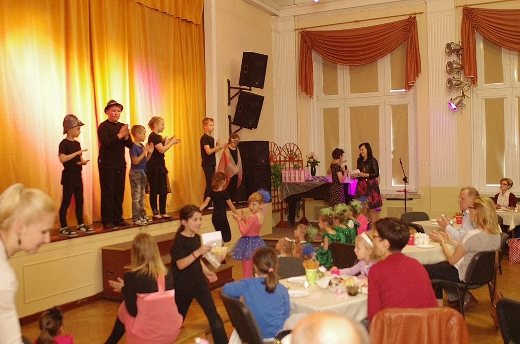 Kolorowa scena Młodzieżowego Centrum Kultury