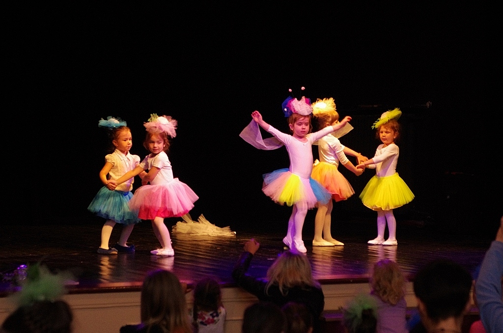 Kolorowa scena Młodzieżowego Centrum Kultury