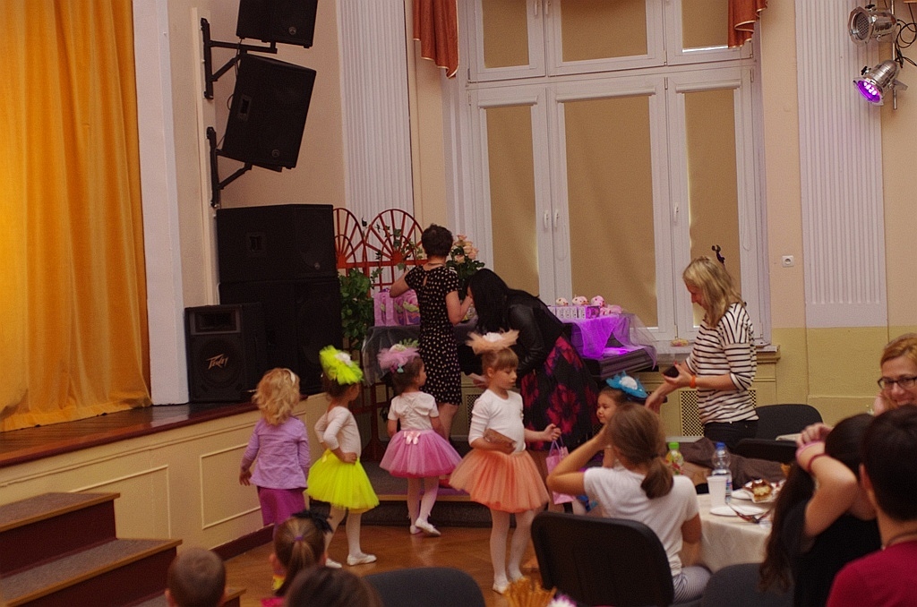 Kolorowa scena Młodzieżowego Centrum Kultury