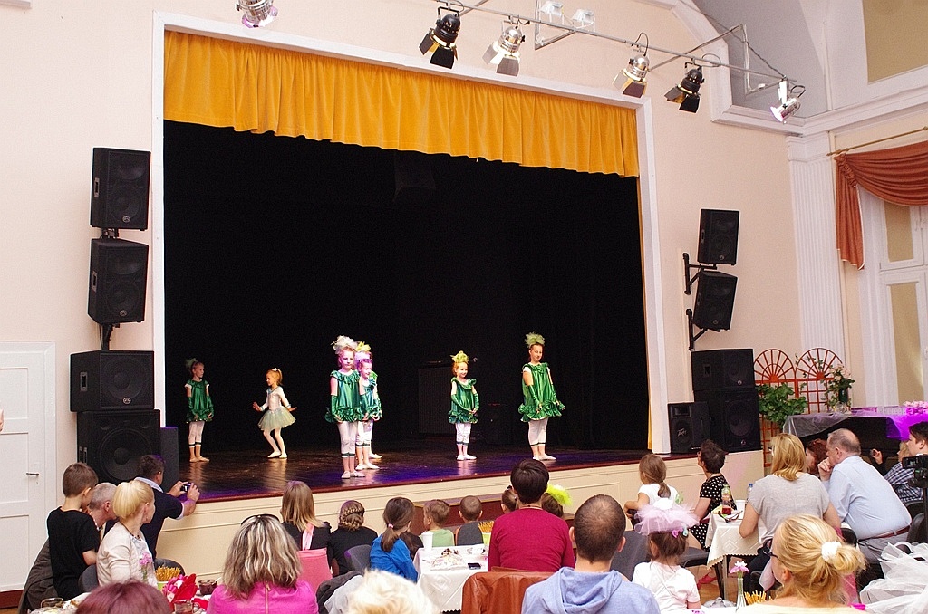 Kolorowa scena Młodzieżowego Centrum Kultury