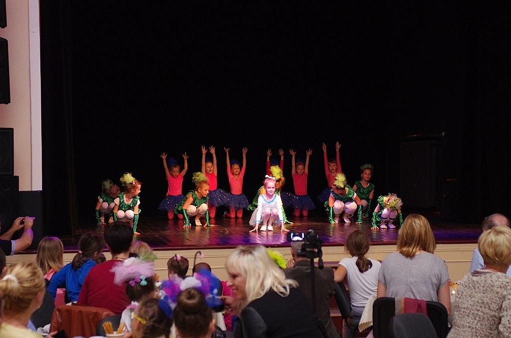 Kolorowa scena Młodzieżowego Centrum Kultury