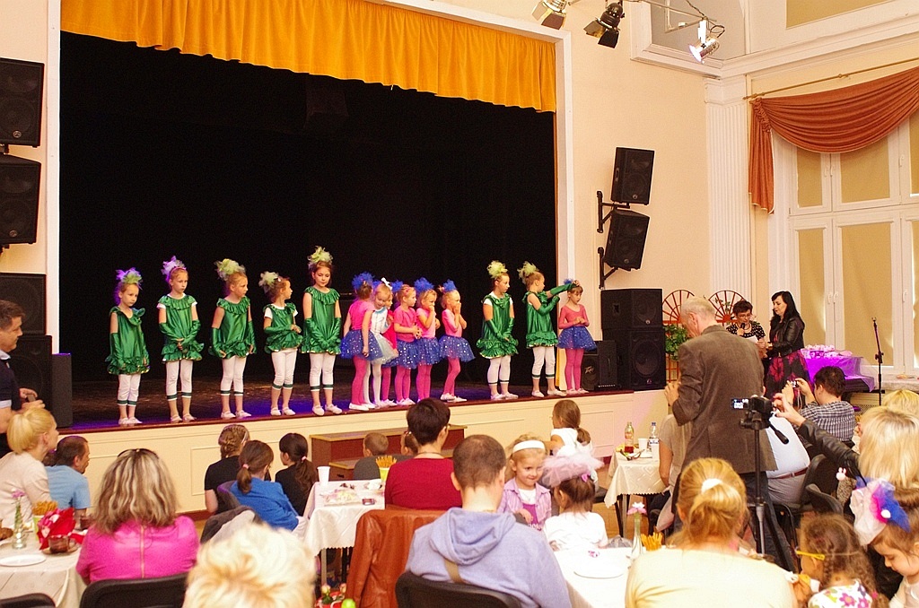 Kolorowa scena Młodzieżowego Centrum Kultury