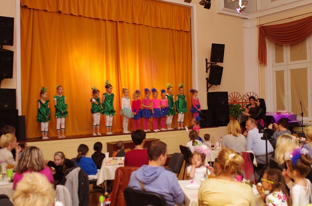 Kolorowa scena Młodzieżowego Centrum Kultury
