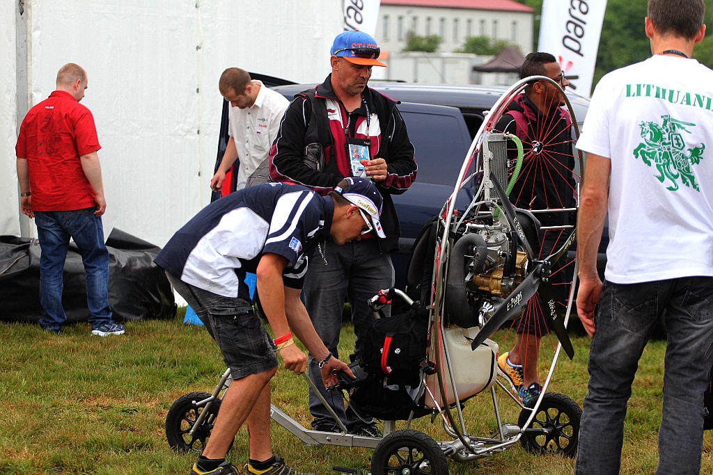 Motoparalotniarze na legnickim lotnisku cz1
