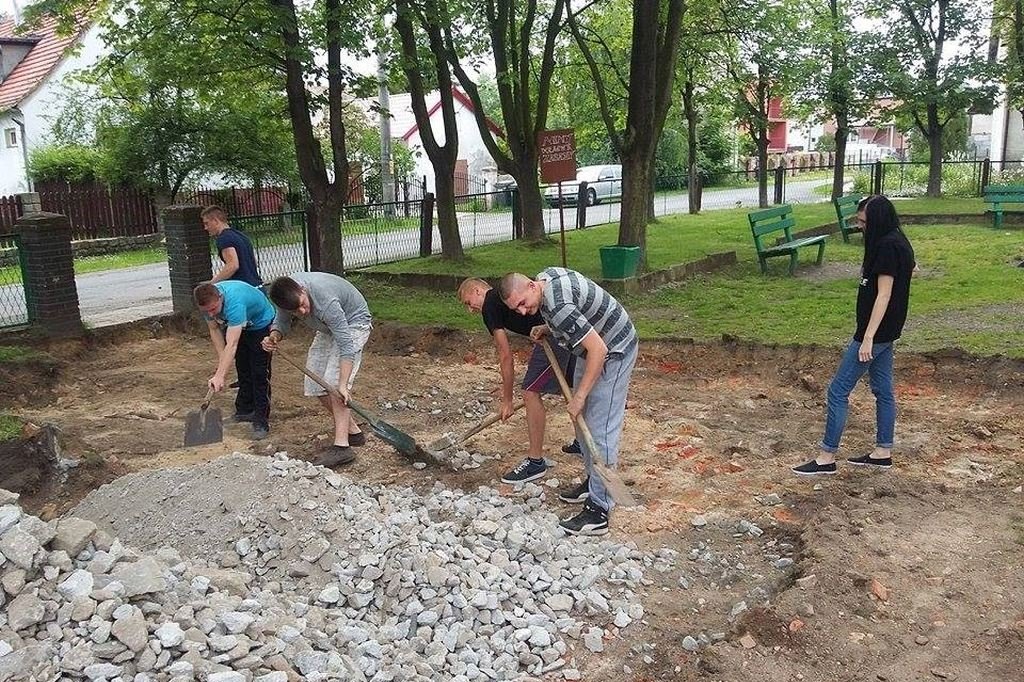 W Koskowicach obok świetlicy powstaje park integracji