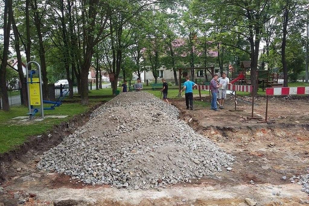 W Koskowicach obok świetlicy powstaje park integracji