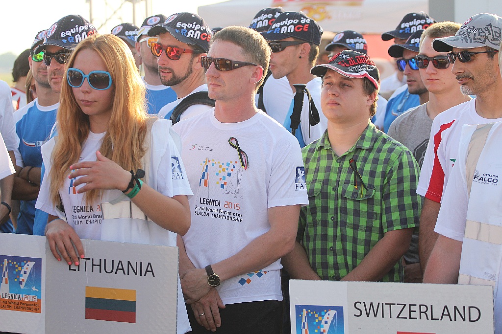 Motoparalotniarze latają nad legnickim lotniskiem cz6