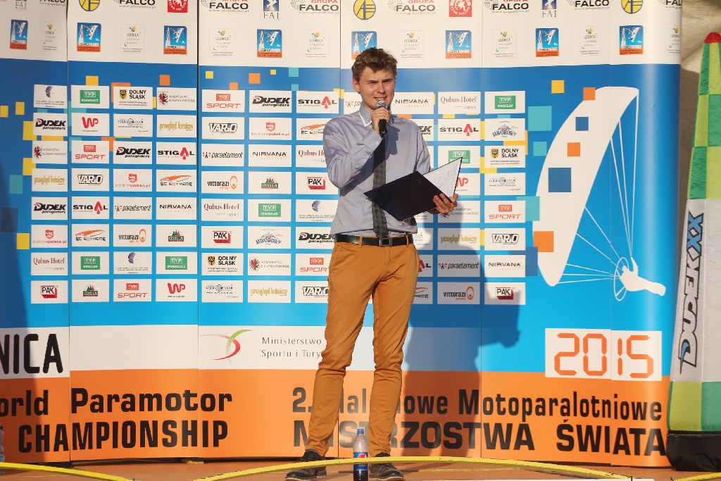 Motoparalotniarze latają nad legnickim lotniskiem cz6