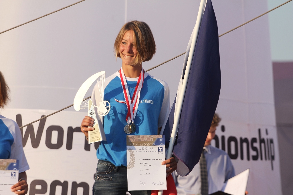Motoparalotniarze latają nad legnickim lotniskiem cz6