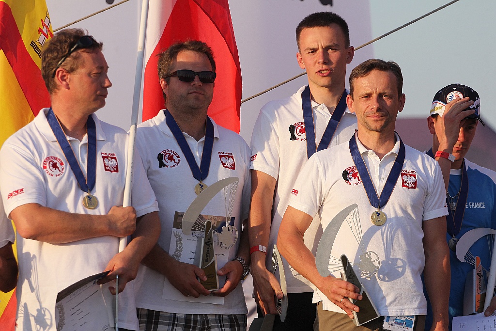 Motoparalotniarze latają nad legnickim lotniskiem cz6