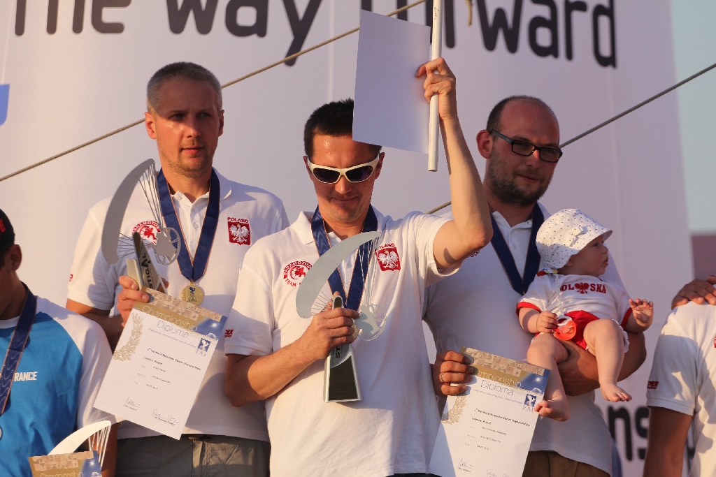 Motoparalotniarze latają nad legnickim lotniskiem cz6