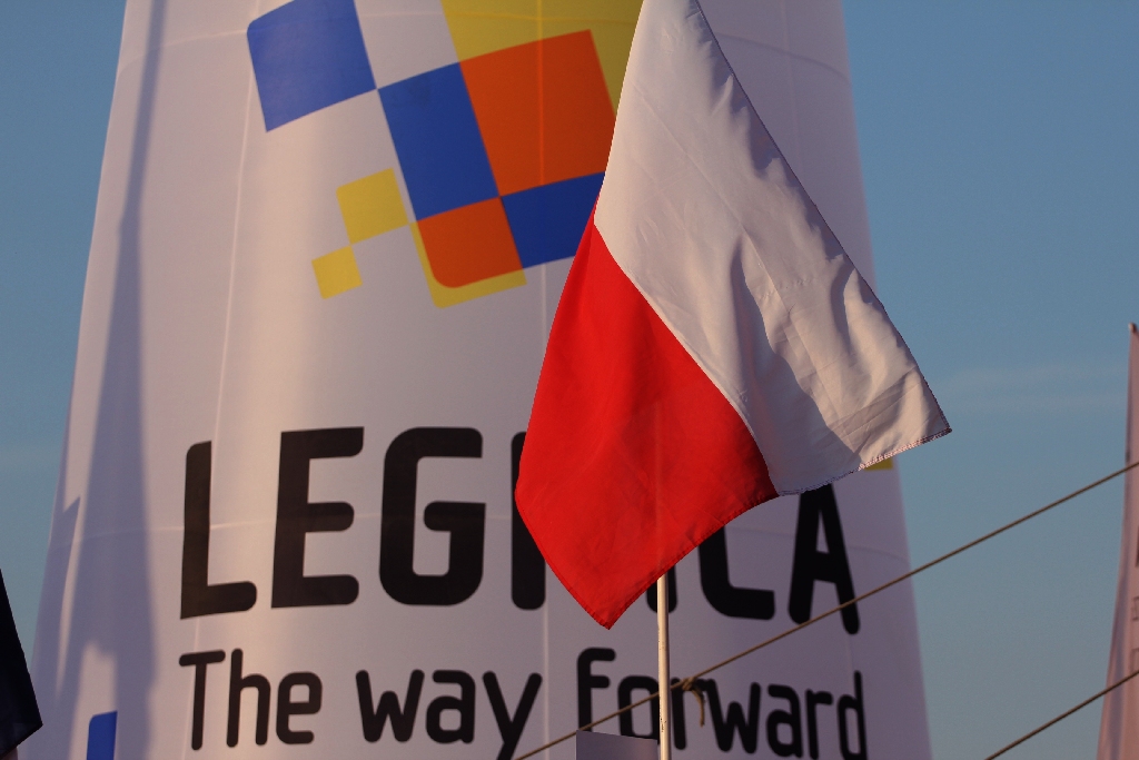 Motoparalotniarze latają nad legnickim lotniskiem cz6