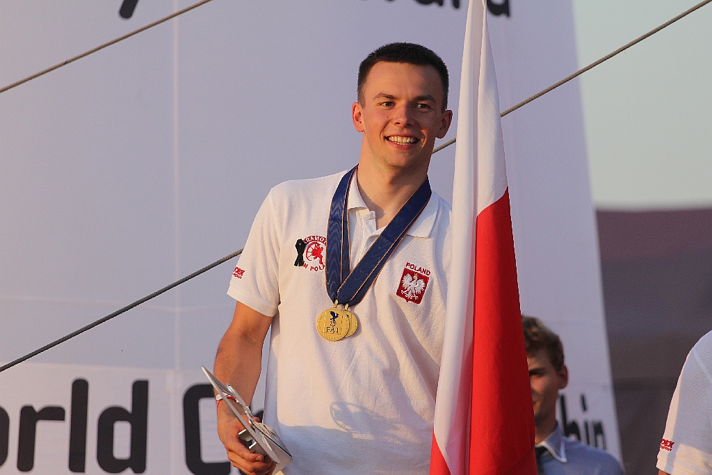 Motoparalotniarze latają nad legnickim lotniskiem cz6