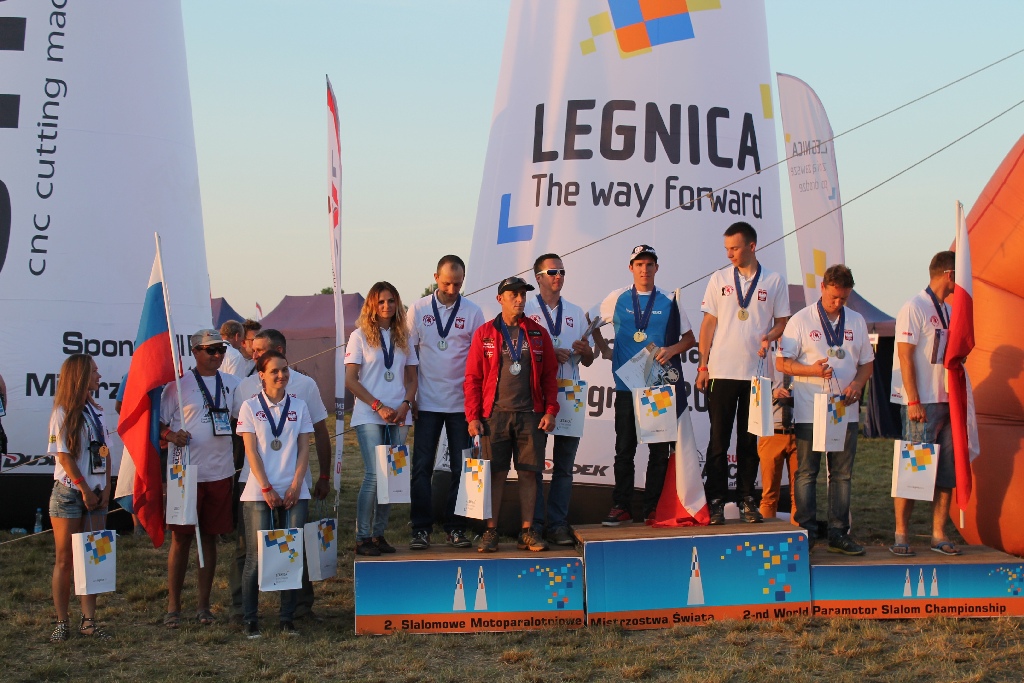 Motoparalotniarze latają nad legnickim lotniskiem cz6