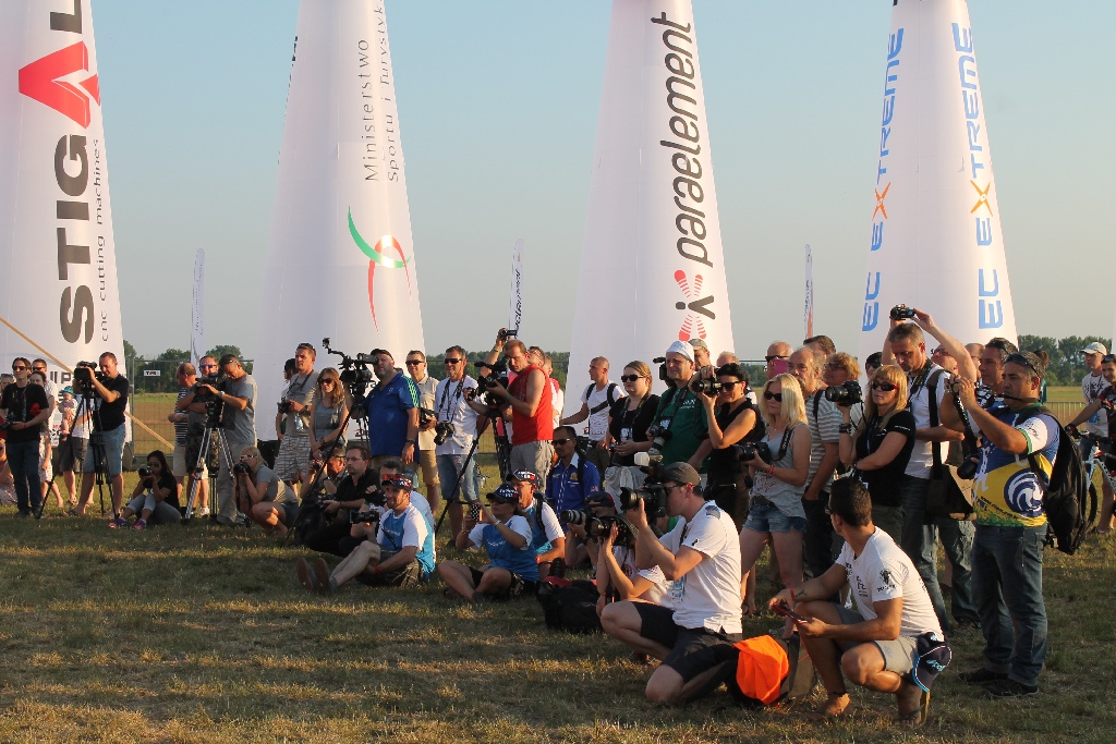 Motoparalotniarze latają nad legnickim lotniskiem cz6